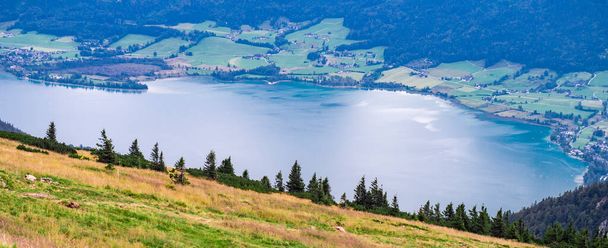 Schöne Aussicht auf den Schafberg und den Wolfgangsee im österreichischen Salzburg, August 2020 - Foto, Bild