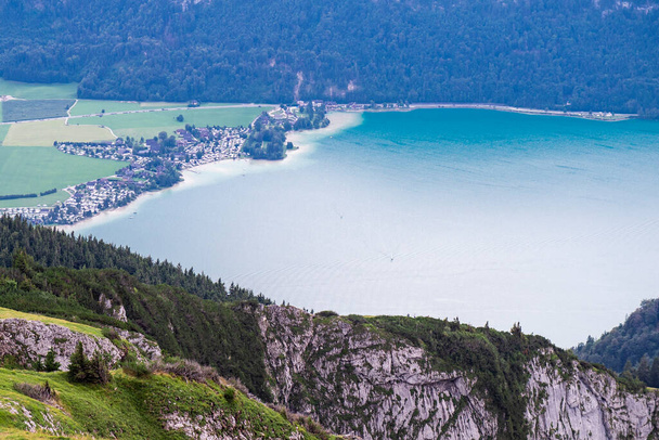 Scénický výhled na oblast hory Schafberg s jezerem Wolfgangsee v rakouském státě Salcburk, srpen 2020 - Fotografie, Obrázek