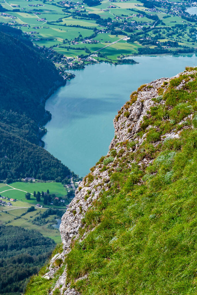 Szcenírozott kilátás a területen a Schafberg-hegy a tó Wolfgangsee az osztrák állam Salzburg, augusztus 2020 - Fotó, kép