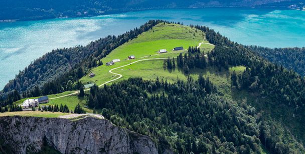 Scénický výhled na oblast hory Schafberg a jezera Wolfgangsee v rakouském státě Salcburk, srpen  - Fotografie, Obrázek