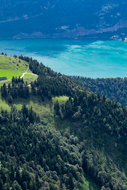 Vista panorâmica da área da montanha Schafberg e do lago Wolfgangsee, no estado austríaco de Salzburgo, agosto  - Foto, Imagem