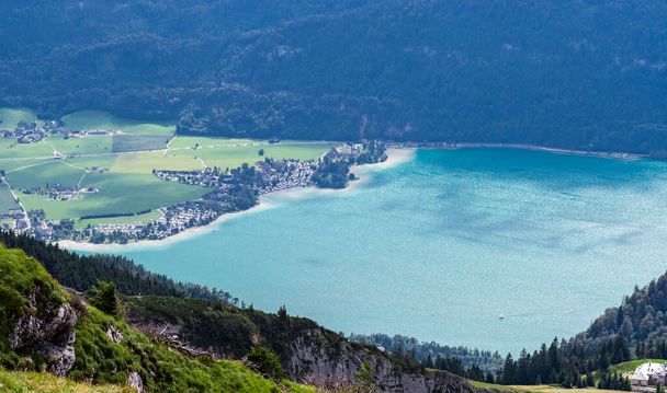 Malownicze widoki na obszar góry Schafberg i jeziora Wolfgangsee w austriackim stanie Salzburg, sierpień  - Zdjęcie, obraz