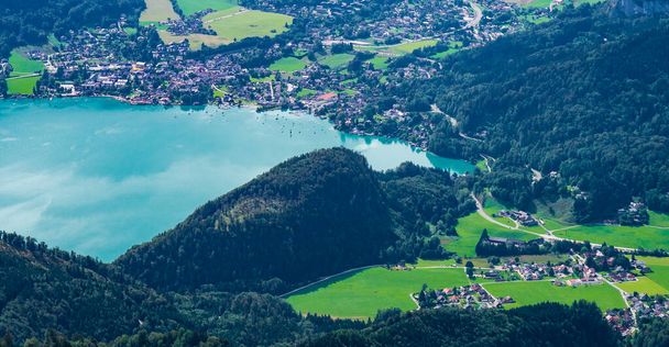 Scénický výhled na oblast hory Schafberg a jezera Wolfgangsee v rakouském státě Salcburk, srpen 2020 - Fotografie, Obrázek