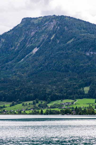Avusturya 'nın Salzburg eyaletinde Schafberg Dağı ve Wolfgangsee Gölü' nün manzarası  - Fotoğraf, Görsel