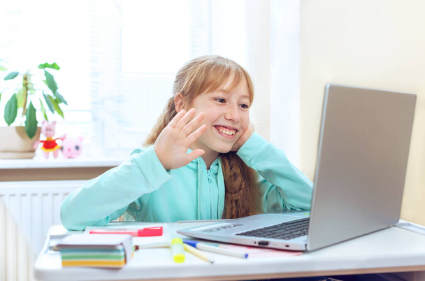 Emotionales Porträt Teenager-Mädchen bei Hausaufgaben am Computer, Fernkommunikation mit Laptop. - Foto, Bild