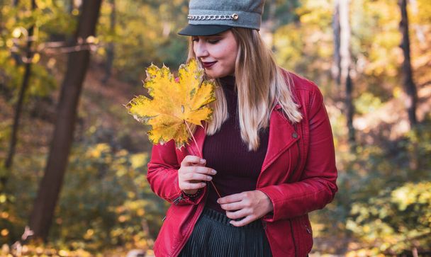 Otoño - temporada de otoño, estilo casual para mujeres de talla grande. Ropa de moda y elementos de vestuario - Foto, Imagen