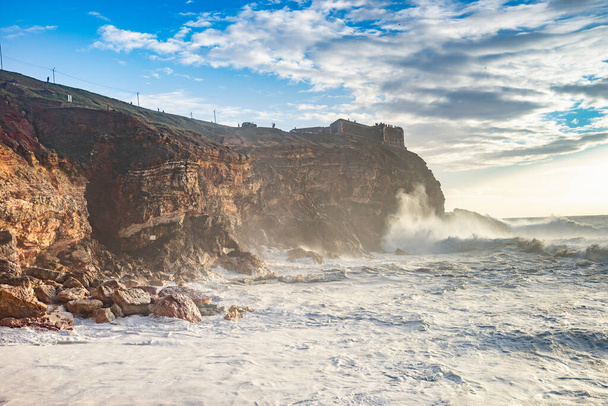 ポルトガル中央部の有名なナザレ島の北海岸にある静かな海 - 写真・画像