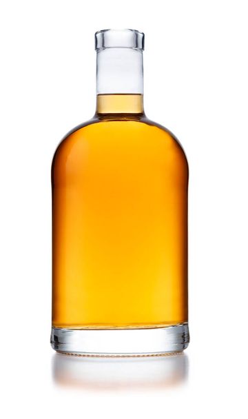Botella completa en forma de campana de whisky dorado, sin etiqueta ni marca, aislada en blanco con un ligero reflejo - Foto, imagen