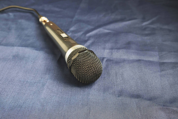 Siyah arkaplanda mikrofon - Fotoğraf, Görsel
