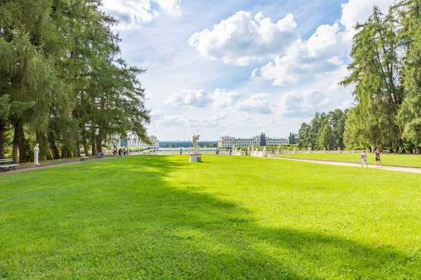 Krasnogorsk, Rusland - 23 augustus 2020: maakt deel uit van het architectonisch ensemble van het historische museumlandgoed Arkhangelskoye. Mooi voorbeeld van de 18e eeuwse architectuur en het parklandschap - Foto, afbeelding