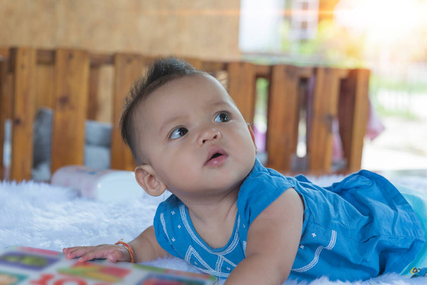 Retrato de um bebê de seis meses na cama no quarto de crianças - Foto, Imagem