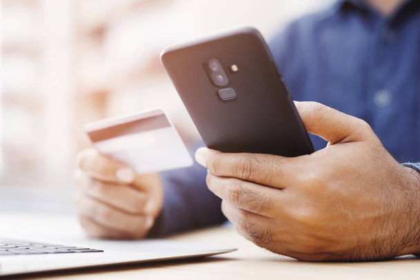 Obchodní muž používá kreditní kartu Online nakupování - Fotografie, Obrázek