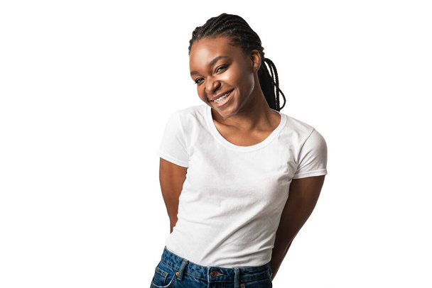 Menina preta alegre com suportes ortodônticos posando sobre fundo branco - Foto, Imagem