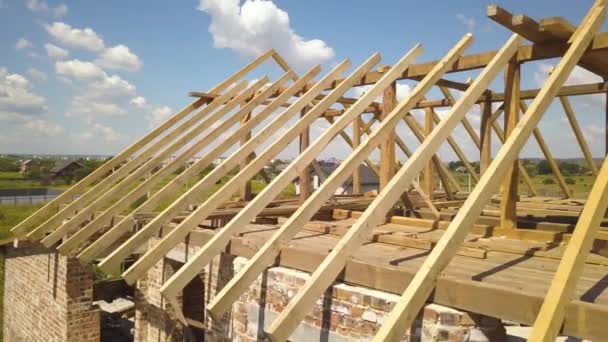 Antenni näkymä keskeneräinen talo puinen katto runkorakenne rakenteilla. - Materiaali, video