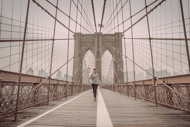 Woman practicing jogging on the Brooklyn bridge - Fotografie, Obrázek