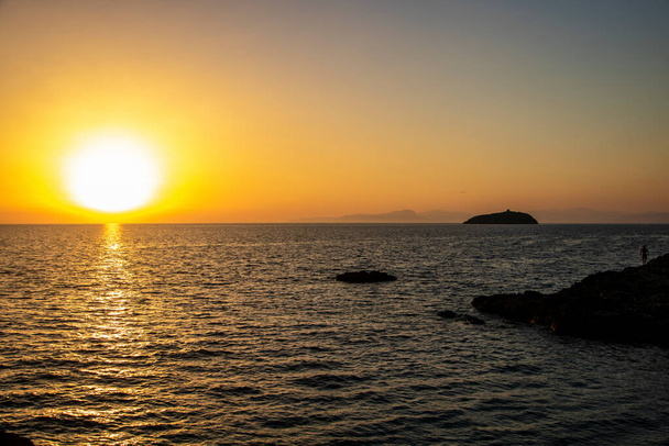 İtalya 'nın Calabria bölgesindeki Diamante sahilinde nefes kesici gün batımı - Fotoğraf, Görsel