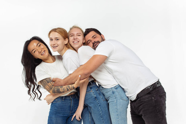 Skupina rozkošných multietnických přátel baví izolované přes bílé pozadí studia - Fotografie, Obrázek