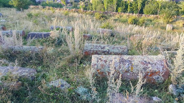 古代アルメニア人墓地。1800年のキリスト教墓地。埋葬場所だ。彫刻された墓石だ。非常に古いねじ石。古い世界の記憶への記念碑。歴史的記憶. - 写真・画像
