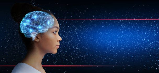 Inteligentna azjatycka dziewczyna z oświetlonym mózgiem patrząca na wolną przestrzeń - Zdjęcie, obraz