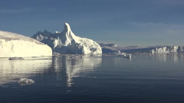 Grönlanti. Ilmaston lämpenemisen seurauksena on muodostunut valtavia jäävuoria.. - Materiaali, video
