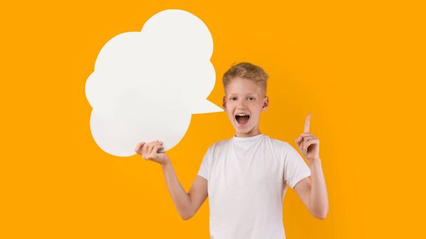 Usmívající se náctiletý chlapec ukazuje na hlasovou bublinu - Fotografie, Obrázek