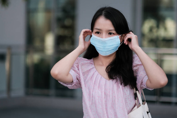 Le donne asiatiche indossano maschere chirurgiche per prevenire il virus COVID-19  - Foto, immagini