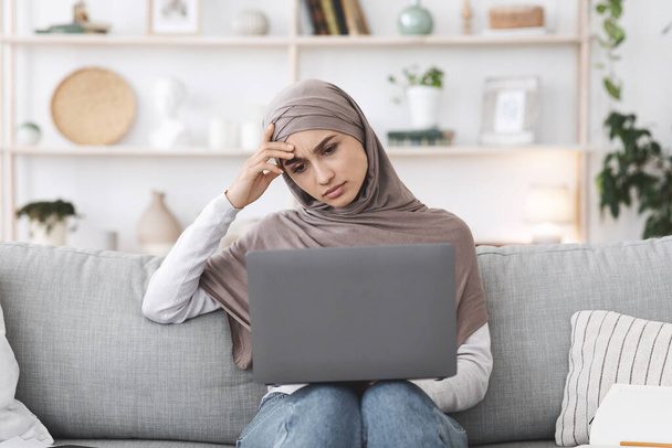 Отсутствие вдохновения. Pensive Arabic Freelancer Woman Working with Laptop At Home - Фото, изображение