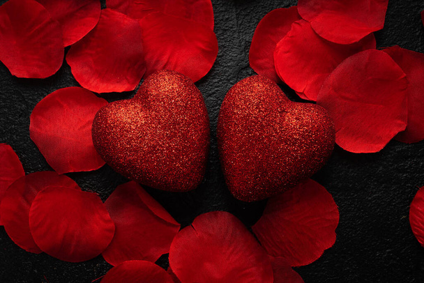Červené srdce s růžemi. Okvětní lístky růží se srdcem - koncept lásky  - Fotografie, Obrázek