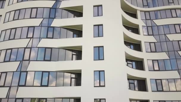 Veel ramen op nieuwe flatgebouw gevel. - Video