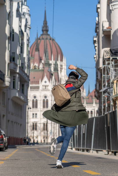 Feb 8, 2020 - Budapest, Hungary: Tourist dance on Akademia street with view of Hungarian Parliament - Foto, imagen