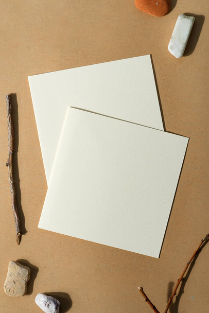 Δημιουργικό πλαίσιο με φύλλα χαρτιού και φυσικά αντικείμενα. - Φωτογραφία, εικόνα