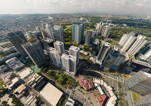 Bonifacio Global City, Taguig, Metro Manila - Vroeg in de ochtend antenne van het Fort Strip en het zuidelijke einde van het zakendistrict, en de voorstedelijke wildgroei van de zuidelijke Metro Manila. - Foto, afbeelding