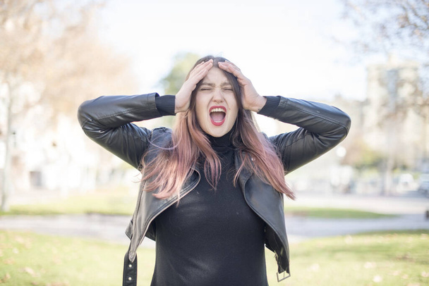joven hermosa mujer gritando en el parque - Foto, Imagen