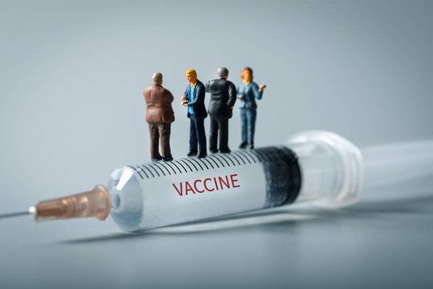 ιατρική βιομηχανία επιχειρηματίες στέκεται σε σύριγγα. έννοια νέας εφεύρεσης εμβολίου - Φωτογραφία, εικόνα