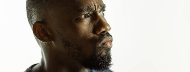 Afrikanisch-amerikanische junge Männer Nahaufnahme auf Studiohintergrund, Flyer - Foto, Bild