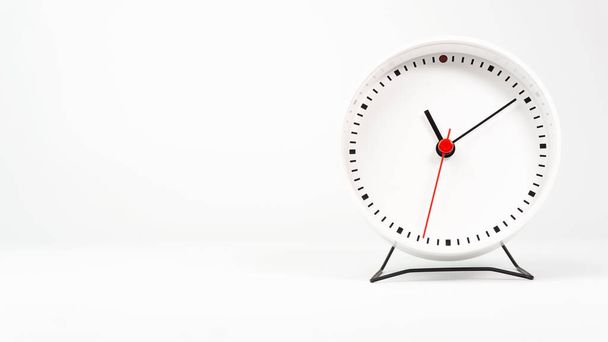 Horloge blanche isolée sur fond blanc Showtime 11.09 am, Concept de temps. - Photo, image