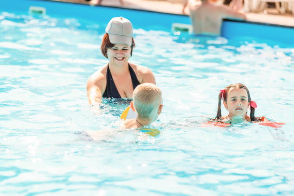 Mutter und Kinder im Pool - Foto, Bild