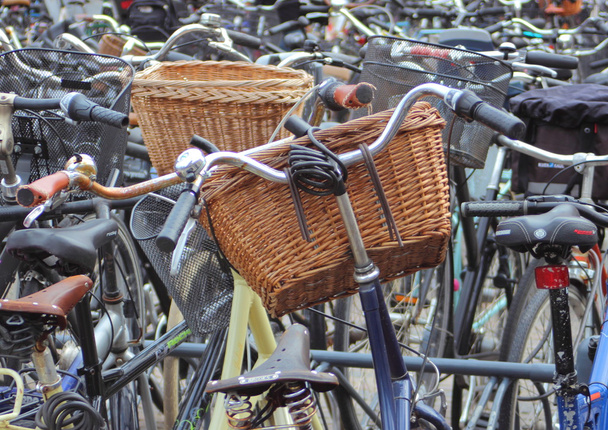 Estacionamento de bicicleta em frente à estação ferroviária
 - Foto, Imagem