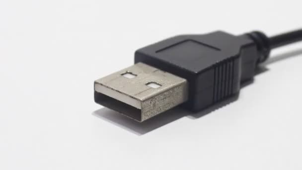 kabel USB na białym tle - Materiał filmowy, wideo