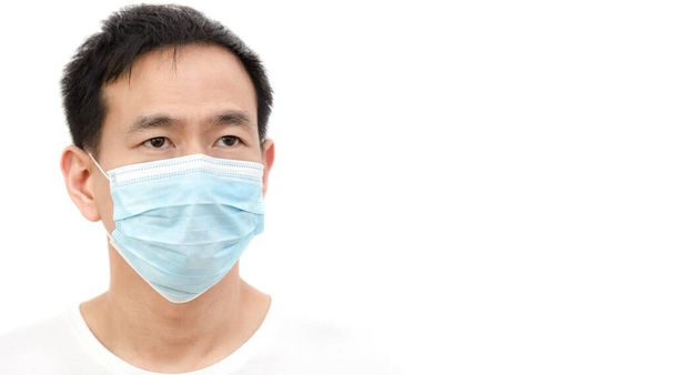 Obraz mladého Asiata v masce, která zabraňuje bakteriím, toxickým výparům a prachu. Prevence bakteriální infekce ve vzduchu v bílém pozadí - Fotografie, Obrázek