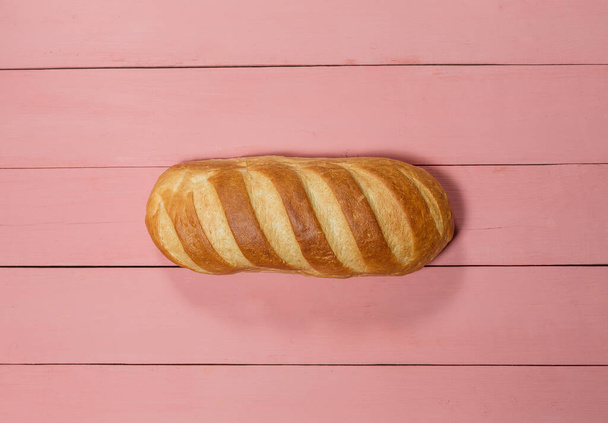 Fresh loaf of gluten free bread on pink background - Fotoğraf, Görsel