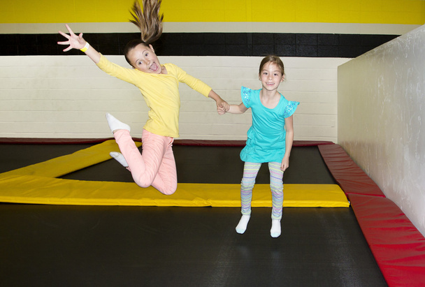 Enfants sautant sur des trampolines d'intérieur
 - Photo, image
