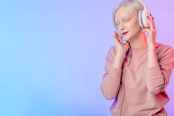 attractive romantic girl with closed eyes listening her favourite band - Фото, изображение