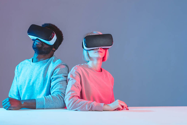 young man and woman in casual clothes enjoying virtual reality - Φωτογραφία, εικόνα