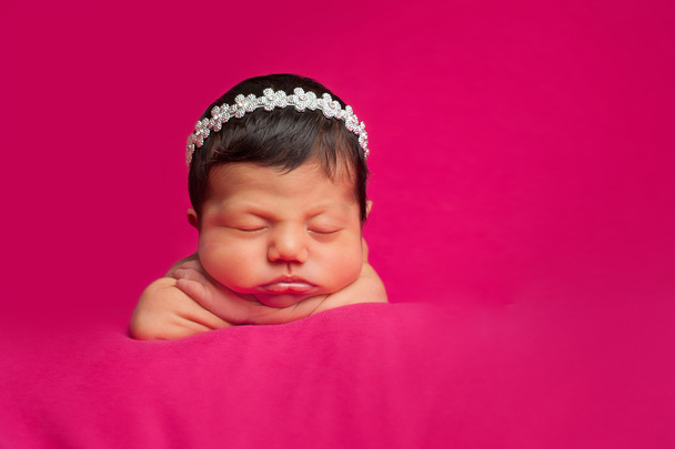 Bebê recém-nascido com fita de strass
 - Foto, Imagem