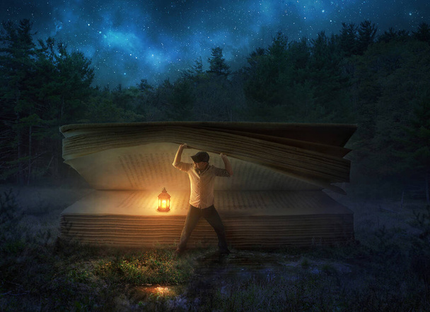 Bir adam geceleri büyük bir İncil 'in sayfalarını kaldırır.. - Fotoğraf, Görsel