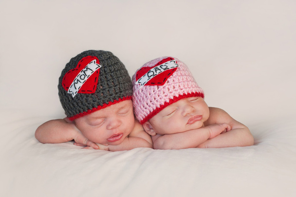 Новорожденные близнецы в шляпах влюбленных мам и пап
 - Фото, изображение