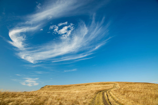 ősz felföld rét mező betakarítás évszak festői kilátás háttér kép élénk kék ég másolás hely a szöveg - Fotó, kép