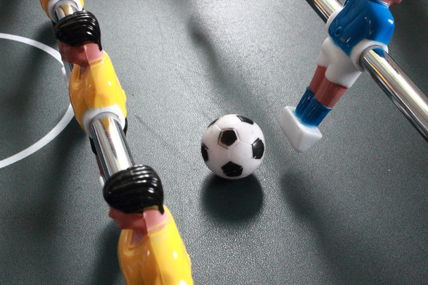 Juego de mesa de fútbol con pelota en acción
 - Foto, imagen