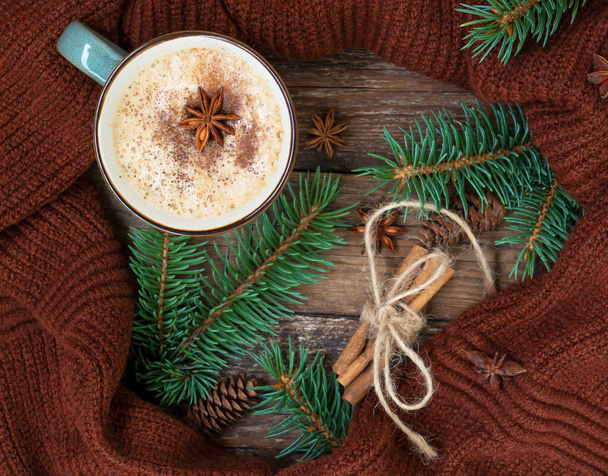 Tasainen lay joulun koostumus kuppi kahvia, kanelia, aniksen ja kuusen käpyjä ympäri neulepusero. Kodikas ja pehmeä talvi tausta. Yläkuva - Valokuva, kuva